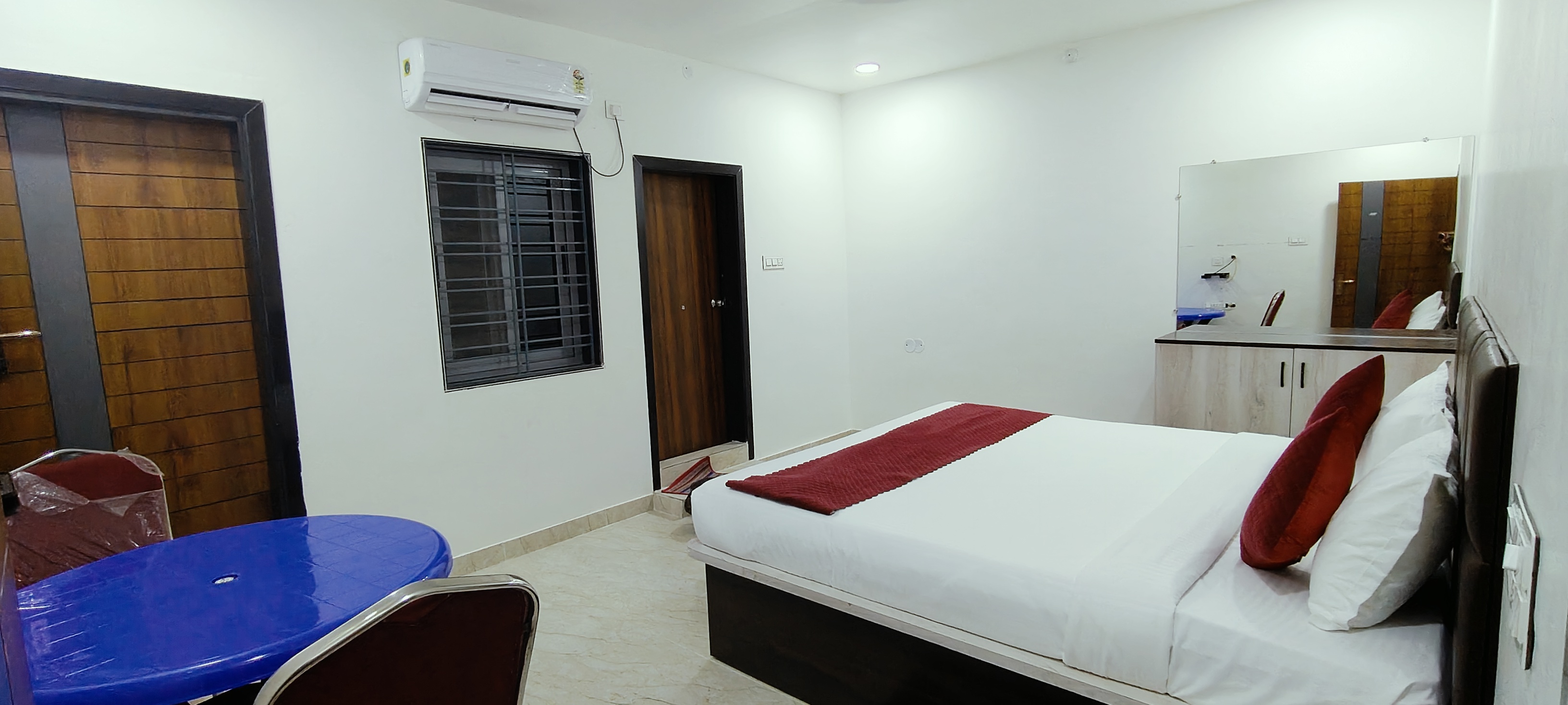 King Size Bed with Balcony