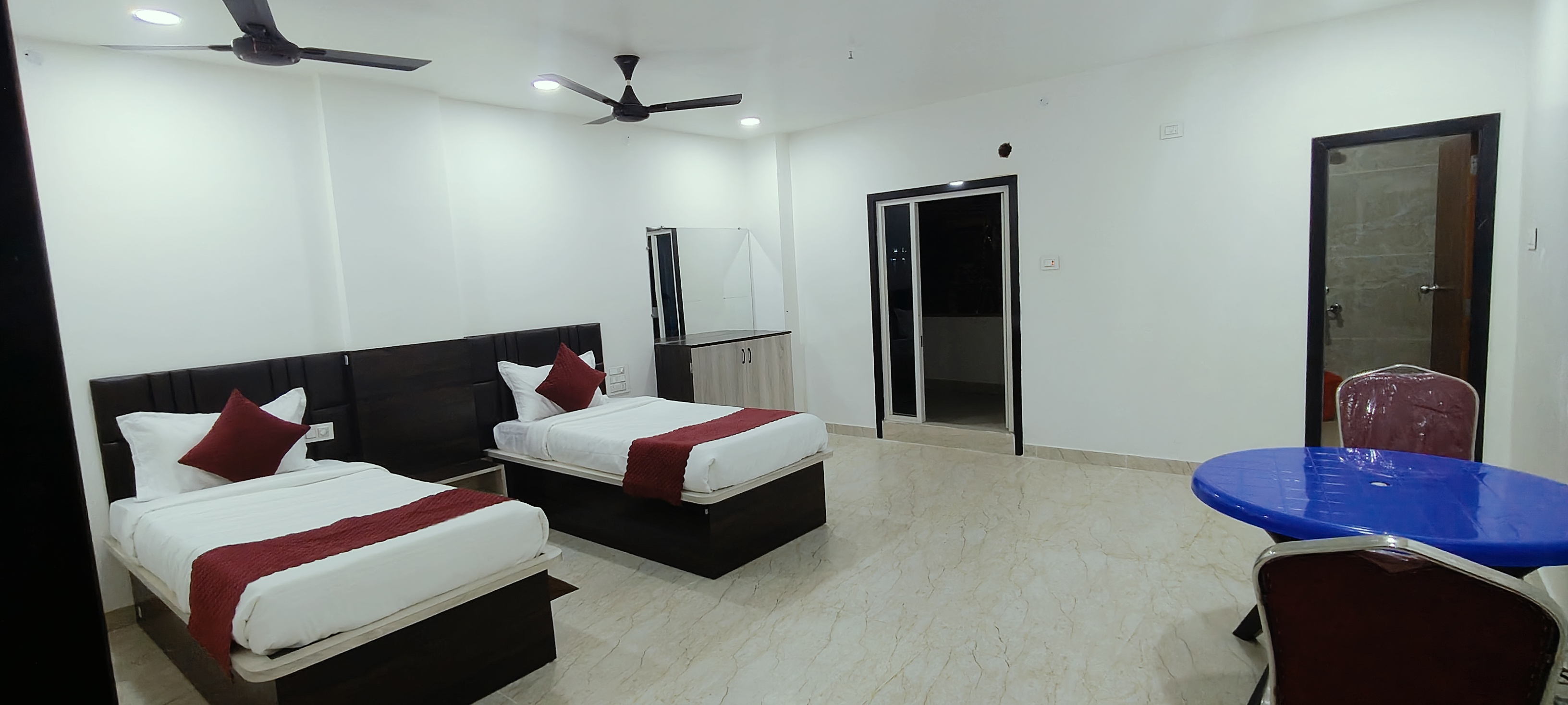 Twin 2 Single Beds with Balcony